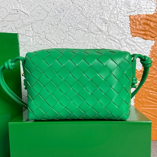 Bottega Veneta Intrecciato Lambskin Square Crossbody Bag with Adjustable Drawstring Detail 보테가베네타 인트레치아토 램스킨 스퀘어 크로스바디백 드로우스트링 17cm