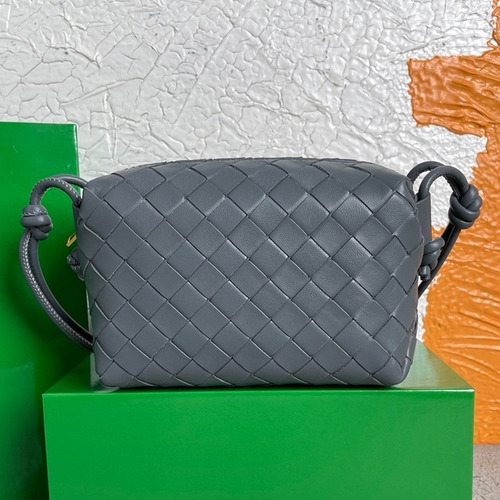 Bottega Veneta Intrecciato Lambskin Square Crossbody Bag with Adjustable Drawstring Detail 보테가베네타 인트레치아토 램스킨 스퀘어 크로스바디백 드로우스트링 17cm