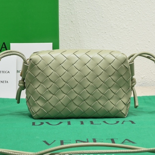 Bottega Veneta Intrecciato Lambskin Square Crossbody Bag with Adjustable Drawstring Detail 보테가베네타 인트레치아토 램스킨 스퀘어 크로스바디백 드로우스트링 17cm