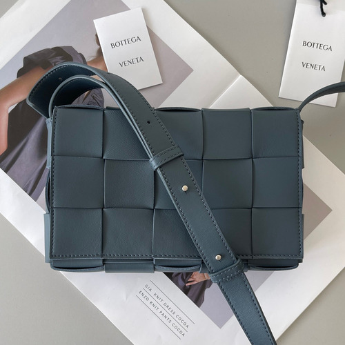 Bottega Veneta Cassette Intrecciato Lambskin Crossbody Bag with Triangle Stitch Detail 보테가베네타 카세트 인트레치아토 램스킨 크로스바디백 삼각 스티치 23cm