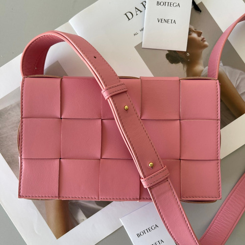 Bottega Veneta Cassette Intrecciato Lambskin Crossbody Bag with Triangle Stitch Detail 보테가베네타 카세트 인트레치아토 램스킨 크로스바디백 삼각 스티치 23cm