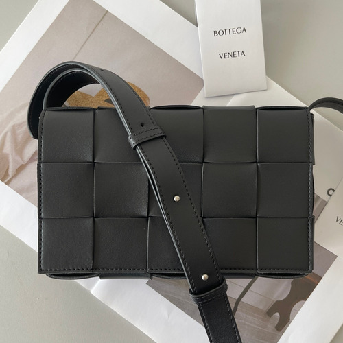 Bottega Veneta Cassette Intrecciato Lambskin Crossbody Bag with Triangle Stitch Detail 보테가베네타 카세트 인트레치아토 램스킨 크로스바디백 삼각 스티치 23cm