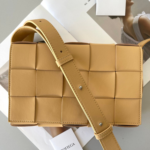 Bottega Veneta Cassette Intrecciato Lambskin Crossbody Bag with Triangle Stitch Detail 보테가베네타 카세트 인트레치아토 램스킨 크로스바디백 삼각 스티치 23cm