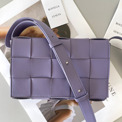 Bottega Veneta Cassette Intrecciato Lambskin Crossbody Bag with Triangle Stitch Detail 보테가베네타 카세트 인트레치아토 램스킨 크로스바디백 삼각 스티치 23cm
