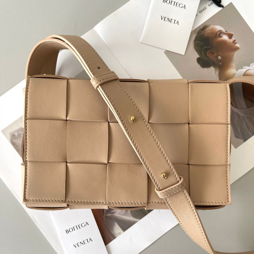 Bottega Veneta Cassette Intrecciato Lambskin Crossbody Bag with Triangle Stitch Detail 보테가베네타 카세트 인트레치아토 램스킨 크로스바디백 삼각 스티치 23cm