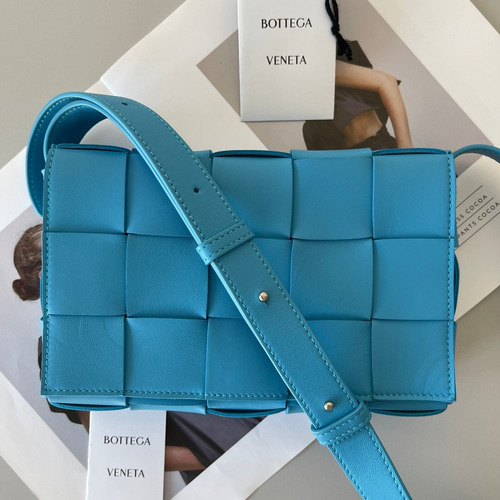 Bottega Veneta Cassette Intrecciato Lambskin Crossbody Bag with Triangle Stitch Detail 보테가베네타 카세트 인트레치아토 램스킨 크로스바디백 삼각 스티치 23cm