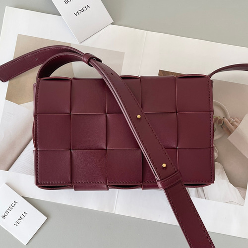 Bottega Veneta Cassette Intrecciato Lambskin Crossbody Bag with Triangle Stitch Detail 보테가베네타 카세트 인트레치아토 램스킨 크로스바디백 삼각 스티치 23cm