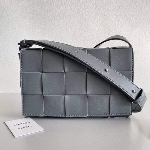 Bottega Veneta Cassette Intrecciato Lambskin Crossbody Bag with Triangle Stitch Detail 보테가베네타 카세트 인트레치아토 램스킨 크로스바디백 삼각 스티치 23cm