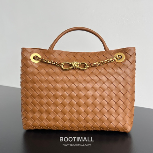 Bottega Veneta Andiamo Intrecciato Leather Chain Shoulder Bag with Brass Chain Detail 보테가베네타 안디아모 인트레치아토 가죽 체인 숄더백 황동 체인 32cm