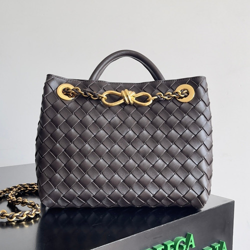Bottega Veneta Andiamo Intrecciato Leather Chain Shoulder Bag with Brass Chain Detail 보테가베네타 안디아모 인트레치아토 가죽 체인 숄더백 황동 체인 25cm