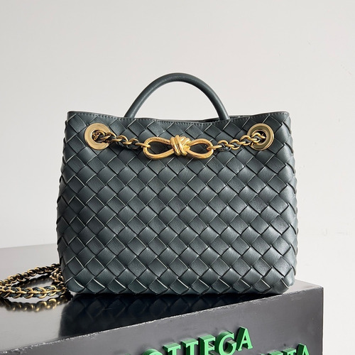 Bottega Veneta Andiamo Intrecciato Leather Chain Shoulder Bag with Brass Chain Detail 보테가베네타 안디아모 인트레치아토 가죽 체인 숄더백 황동 체인 25cm