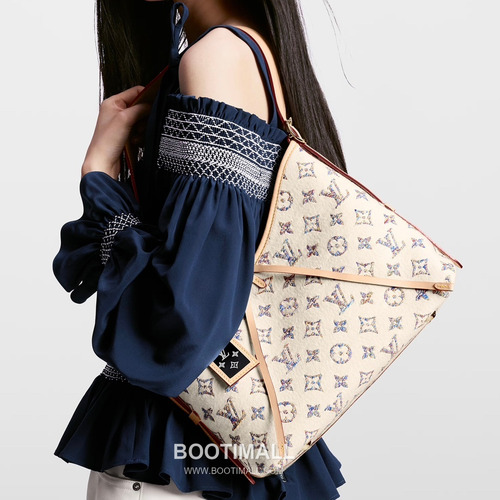 Louis Vuitton CarryAll PM Monogram Jacquard Textile Leather Trim Tote Bag with Gradient Pattern Mirror Charm 루이비통 캐리올 PM 자카드 텍스타일 레더 트림 토트백 그라데이션 미러 참 M24707 29cm