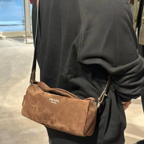 Prada Suede Leather Shoulder Tote Bag with Engraved Logo Detail 프라다 스웨이드 레더 인그레이브 로고 숄더 토트백 P3987660088 24cm