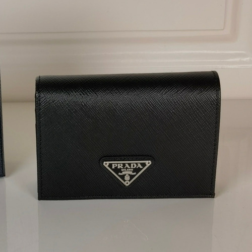 Prada Saffiano Leather Compact Wallet with Snap Closure Zip Pocket Detail 프라다 사피아노 레더 스냅 클로저 지퍼 포켓 반지갑 1MV021 11.2cm