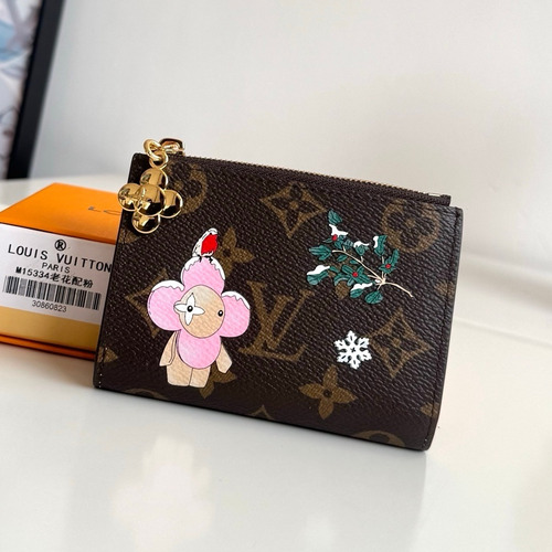 Louis Vuitton Lisa Wallet Monogram Canvas Wallet with Vivienne Zip Detail 루이비통 리사 월렛 모노그램 캔버스 비비엔 지퍼 디테일 지갑 M15334 11.5cm