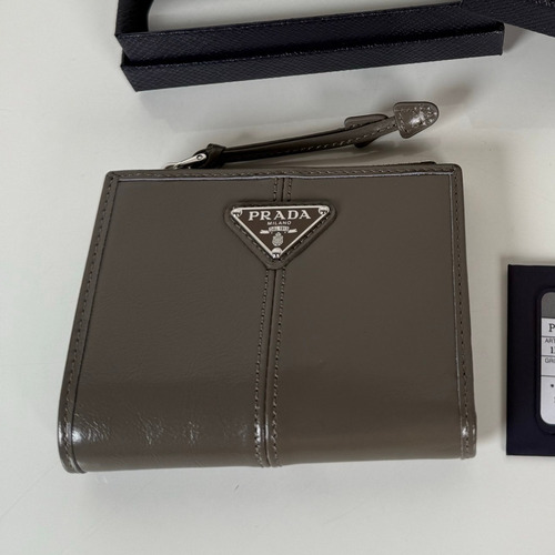 Prada Oiled Wax Calfskin Bi-Fold Wallet with Zip Coin Pocket Multi Slot Detail 프라다 오일드 왁스 카프스킨 지퍼 코인포켓 멀티 슬롯 반지갑 1ML050 11.5cm