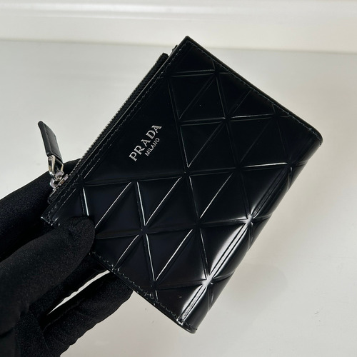 Prada Patent Quilted Calfskin Bi-Fold Wallet with Zip Coin Pocket Multi Slot Detail 프라다 페이턴트 퀼팅 카프스킨 지퍼 코인포켓 멀티 슬롯 반지갑 1ML049 11.5cm