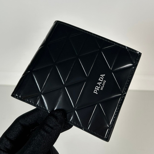 Prada Patent Quilted Calfskin Bi-Fold Wallet with Multi Card Slot Detail 프라다 페이턴트 퀼팅 카프스킨 멀티 카드 슬롯 반지갑 2M0513 11cm