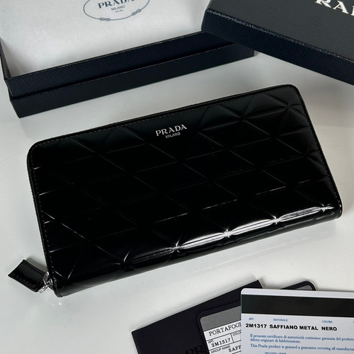 Prada Patent Quilted Calfskin Zip Pouch with Compact Clutch Detail 프라다 페이턴트 퀼팅 카프스킨 지퍼 컴팩트 클러치 파우치 2M1317 20cm