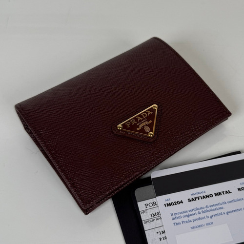 Prada Saffiano Calfskin Bi-Fold Wallet with Compact Slot Detail 프라다 사피아노 카프스킨 컴팩트 슬롯 디테일 반지갑 1M0204 11.2cm