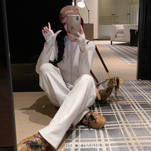 Lululemon 2026 S/S Polyester Spandex Yoga Set Athletic Wear Logo Detail 룰루레몬 폴리에스터 스판덱스 요가 세트 운동복 로고 디테일