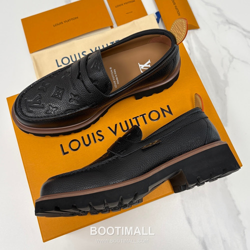 Louis Vuitton Monogram Embossed Calfskin Leather Platform Loafer Shoes with Chunky Rubber Sole Detail 루이비통 모노그램 엠보싱 카프스킨 레더 플랫폼 로퍼 슈즈 4.5cm