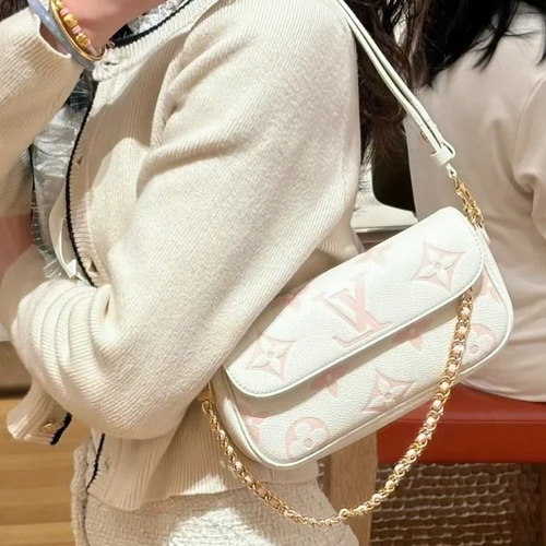 Louis Vuitton Wallet On Chain Monogram Empreinte Leather Crossbody Clutch Bag with Chain Strap Detail 루이비통 월렛 온 체인 모노그램 앙프렝뜨 크로스바디 클러치백 체인스트랩 M83026 23.5cm