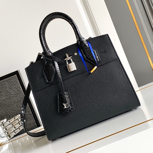 Louis Vuitton Coussin PM Cowhide Leather Shoulder Bag with Chain Strap Detail 루이비통 쿠쌍 PM 카우하이드 숄더백 체인스트랩 M84673 27cm