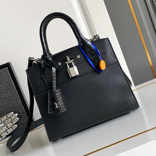 Louis Vuitton Coussin BB Cowhide Leather Shoulder Bag with Chain Strap Detail 루이비통 쿠쌍 BB 카우하이드 숄더백 체인스트랩 M95847 21cm