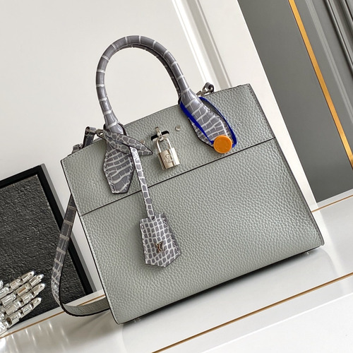 Louis Vuitton Coussin PM Cowhide Leather Shoulder Bag with Chain Strap Detail 루이비통 쿠쌍 PM 카우하이드 숄더백 체인스트랩 M84673 27cm