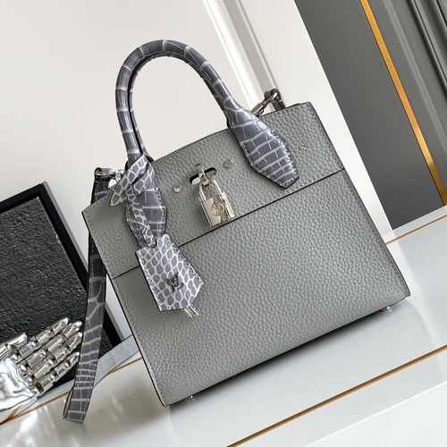 Louis Vuitton Coussin BB Cowhide Leather Shoulder Bag with Chain Strap Detail 루이비통 쿠쌍 BB 카우하이드 숄더백 체인스트랩 M95847 21cm