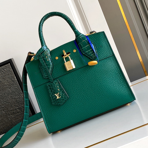 Louis Vuitton Coussin BB Cowhide Leather Shoulder Bag with Chain Strap Detail 루이비통 쿠쌍 BB 카우하이드 숄더백 체인스트랩 M95847 21cm