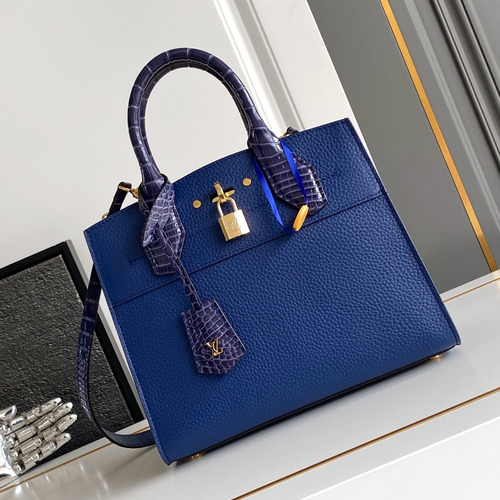 Louis Vuitton Coussin PM Cowhide Leather Shoulder Bag with Chain Strap Detail 루이비통 쿠쌍 PM 카우하이드 숄더백 체인스트랩 M84673 27cm