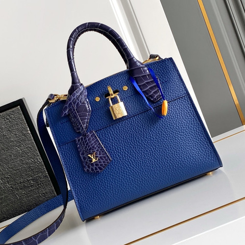 Louis Vuitton Coussin BB Cowhide Leather Shoulder Bag with Chain Strap Detail 루이비통 쿠쌍 BB 카우하이드 숄더백 체인스트랩 M95847 21cm