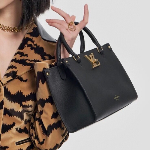 Louis Vuitton Lock & Go Cowhide Leather Top Handle Crossbody Bag with Turn Lock Detail 루이비통 락앤고 카우하이드 탑핸들 크로스백 턴락 M22311 24.5cm