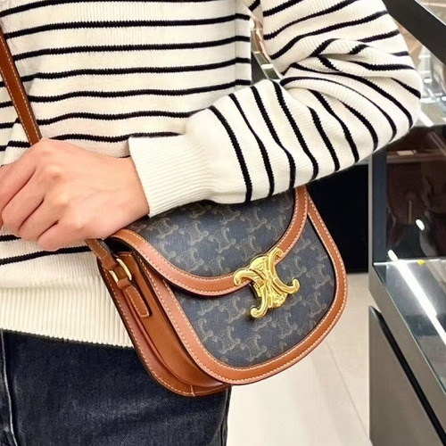 Celine Teen Besace Triomphe Monogram Canvas Cowhide Crossbody Bag with Metal Logo Detail 셀린느 틴 베사체 트리옹프 모노그램 캔버스 카우하이드 크로스백 메탈로고 110962 18.5cm