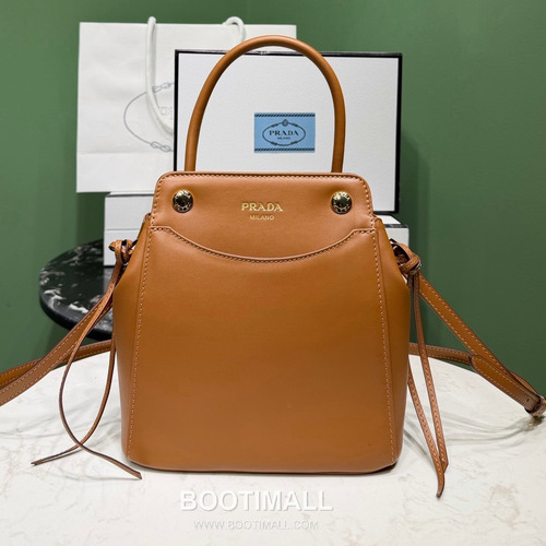 Prada Carry Calfskin Tote Bag with Strap Magnetic Closure Detail 프라다 캐리 카프스킨 토트백 스트랩 마그네틱클로저 1BA496 19cm