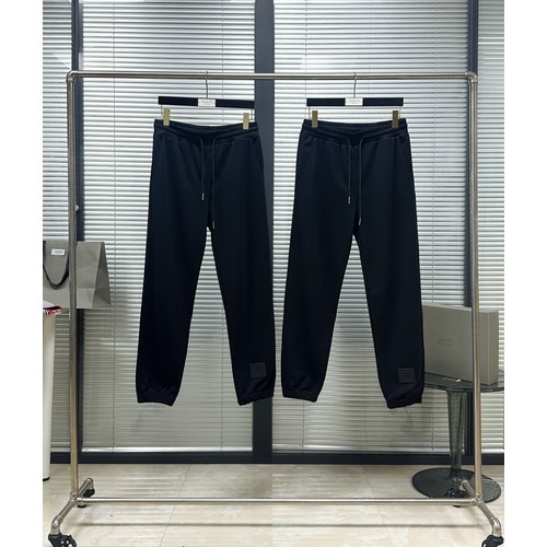 Thom Browne SS26 Cotton Sweatpants with Leather Logo Patch Detail 톰브라운 SS26 코튼 스웨트팬츠 레더 로고 패치 디테일 PA261623