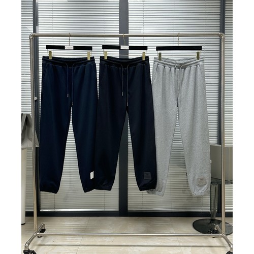 Thom Browne SS26 Cotton Sweatpants with Leather Logo Patch Detail 톰브라운 SS26 코튼 스웨트팬츠 레더 로고 패치 디테일 PA261623