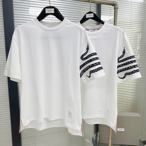 Thom Browne SS25 Cotton Embroidered Snake Motif T-Shirt with 4-Bar Detail 톰브라운 SS25 코튼 자수 스네이크 모티프 반팔 티셔츠 4바 디테일