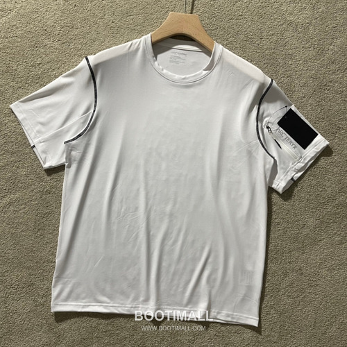 Arc’teryx SS24 Polyester Blend Colorblock Zip Pocket Quick-Dry Short Sleeve T-Shirt 아크테릭스 SS24 폴리에스터 혼방 컬러블록 지퍼포켓 퀵드라이 반팔 티셔츠