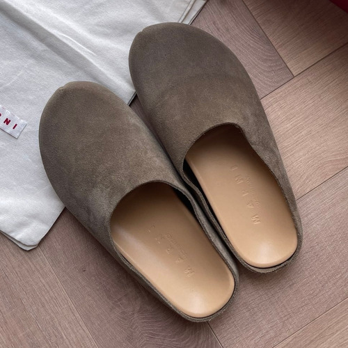 Marni Suede Leather Low Sneakers with Minimalist Design Detail 마르니 스웨이드 레더 로우 스니커즈 미니멀 디자인 디테일 3cm