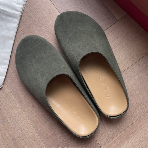 Marni Suede Leather Low Sneakers with Minimalist Design Detail 마르니 스웨이드 레더 로우 스니커즈 미니멀 디자인 디테일 3cm