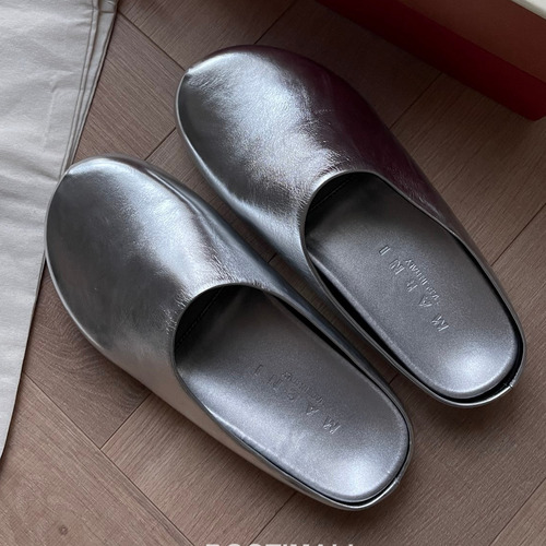 Marni Suede Leather Low Sneakers with Minimalist Design Detail 마르니 스웨이드 레더 로우 스니커즈 미니멀 디자인 디테일 3cm