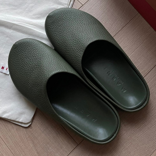 Marni Suede Leather Low Sneakers with Minimalist Design Detail 마르니 스웨이드 레더 로우 스니커즈 미니멀 디자인 디테일 3cm