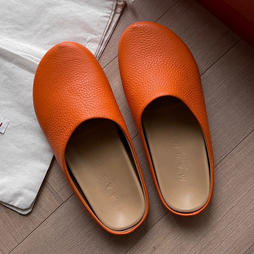 Marni Suede Leather Low Sneakers with Minimalist Design Detail 마르니 스웨이드 레더 로우 스니커즈 미니멀 디자인 디테일 3cm