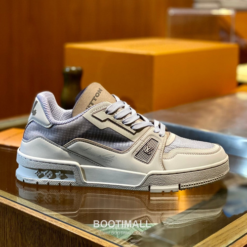 Louis Vuitton LV Trainer Grained Calfskin Leather Low Sneakers with Monogram Rubber Sole Detail 루이비통 LV 트레이너 그레인드 카프스킨 레더 로우 스니커즈 모노그램 러버솔 디테일 4cm