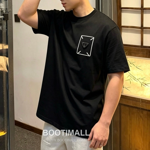 Prada 2026 S/S Cotton Triangle Logo Embroidered T-Shirt 프라다 2026SS 코튼 트라이앵글 로고 자수 티셔츠