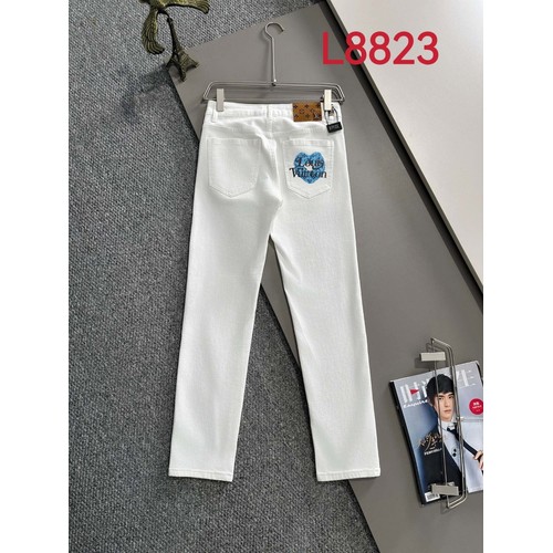 Louis Vuitton L8823 2025 Four Season Denim Slim Jeans 루이비통 L8823 2025 사계절 데님 슬림 진 팬츠