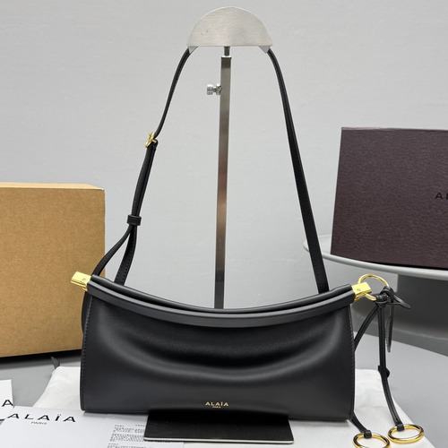 Alaïa Le Click Calfskin Leather Crossbody Shoulder Bag 알라이아 르 클릭 카프스킨 블랙 크로스 숄더백 4490 25cm